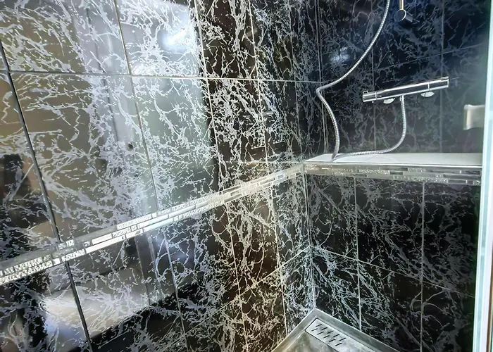 Mitoyenne Avec Piscine Et Parking Privé, à 15 Min De La Et Activités Nautiques - Fr-1-607-62 Villa