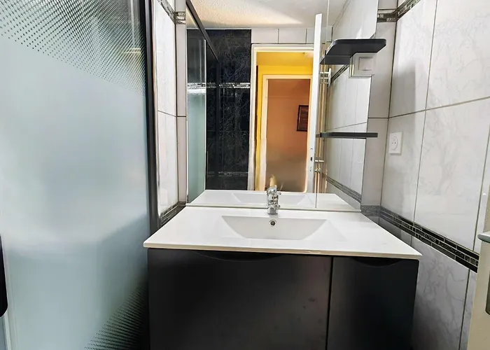 Villa Mitoyenne Avec Piscine Et Parking Privé, à 15 Min De La Et Activités Nautiques - Fr-1-607-62