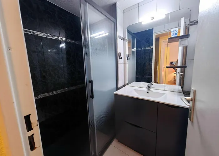 Mitoyenne Avec Piscine Et Parking Privé, à 15 Min De La Et Activités Nautiques - Fr-1-607-62 Agde