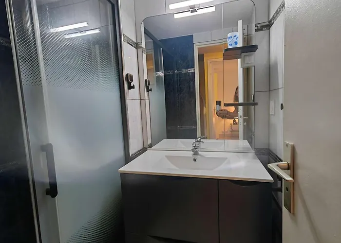 Villa Mitoyenne Avec Piscine Et Parking Privé, à 15 Min De La Et Activités Nautiques - Fr-1-607-62 *